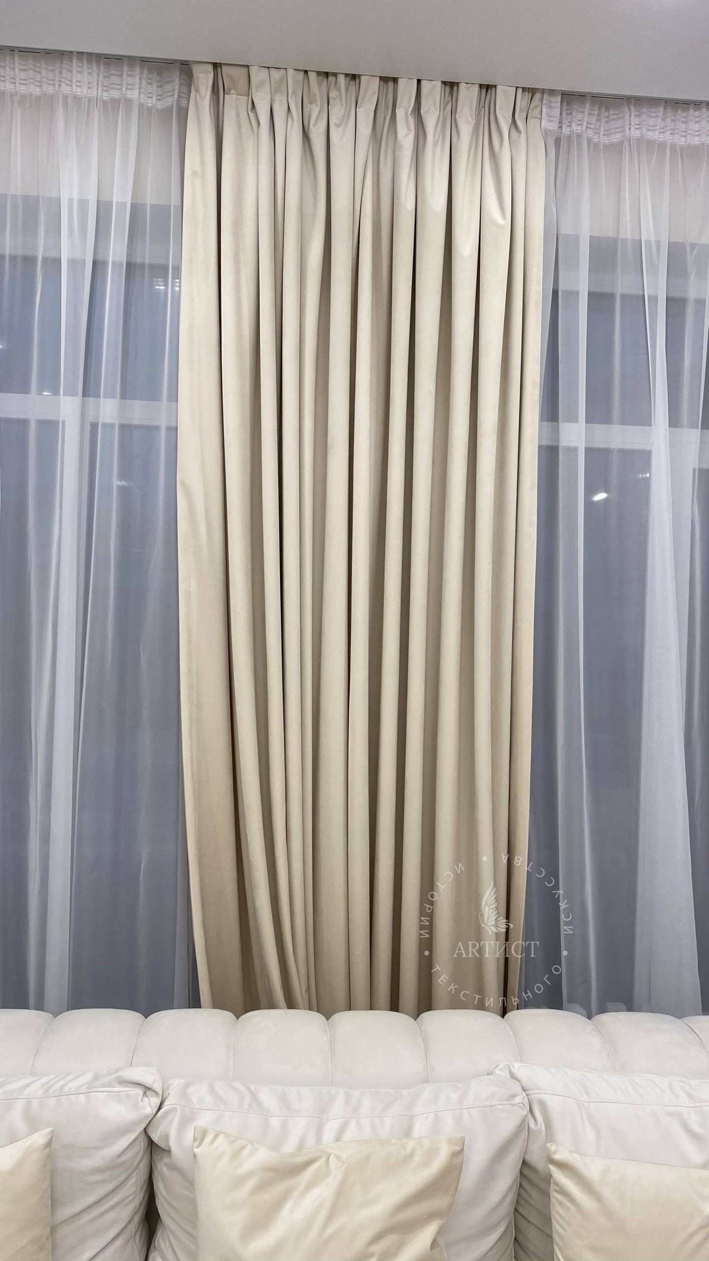 Нежные бархатные шторы на подкладке в гостиной загородного дома - Артист